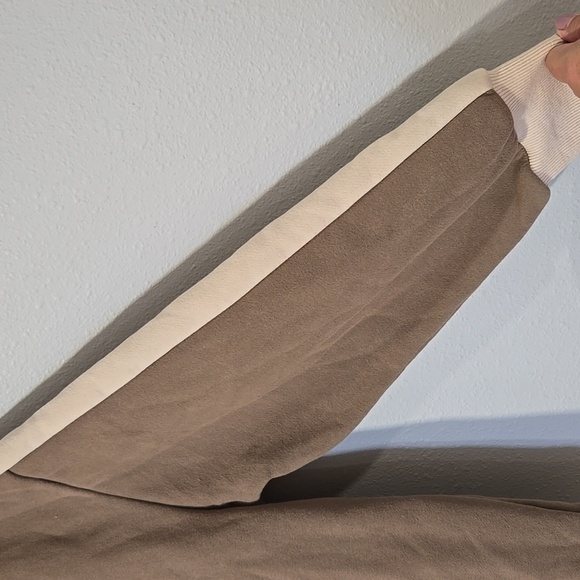 Trendy Queen Brown And Cream Sweatshirt Size Medium - Picture 4 of 8